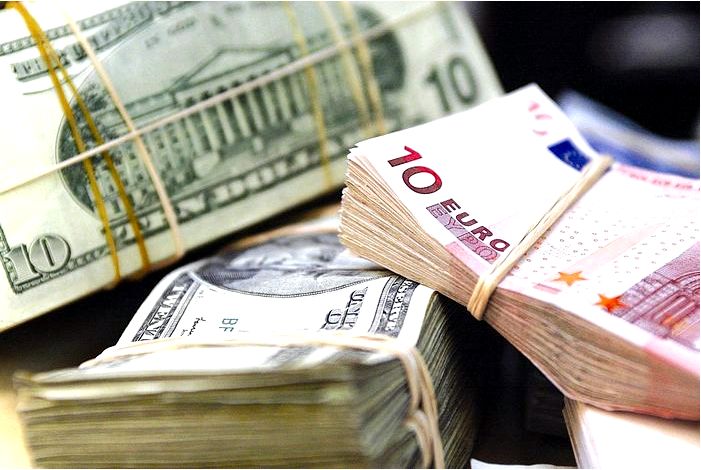 Какие факторы влияют на соотношение курсов евро и доллара?