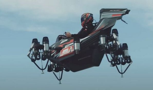 Френкі Запата розробив літаюче крісло, здатне розганятися до 250 кілометрів на годину