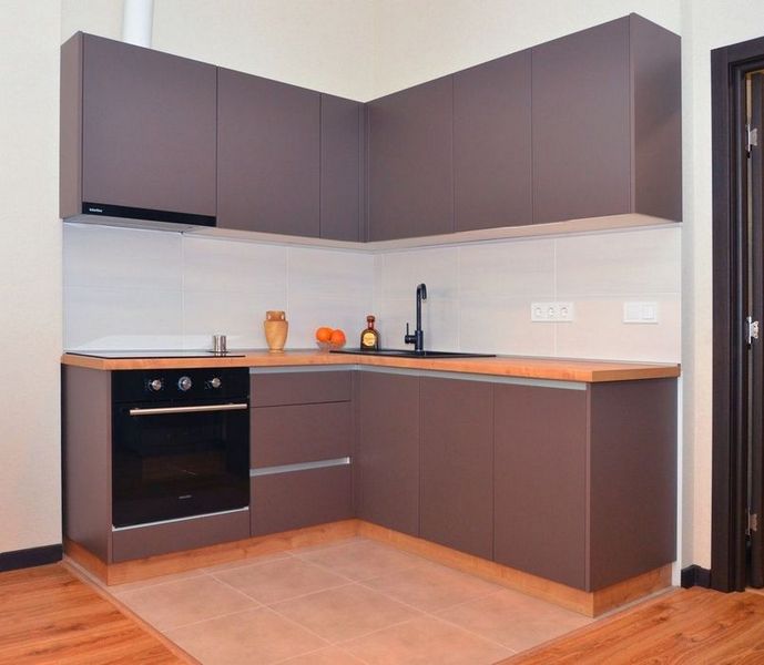 Дизайн маленькой кухни, который взорвет ваше воображение: как максимизировать пространство и создать уютное место для приготовления еды.