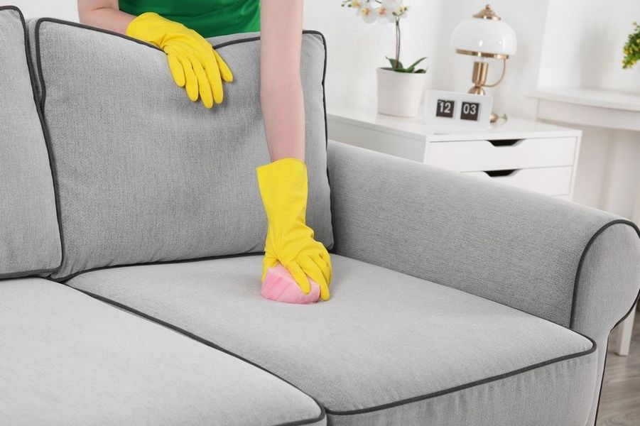 Як почистити диван чи кушетку в домашніх умовах?