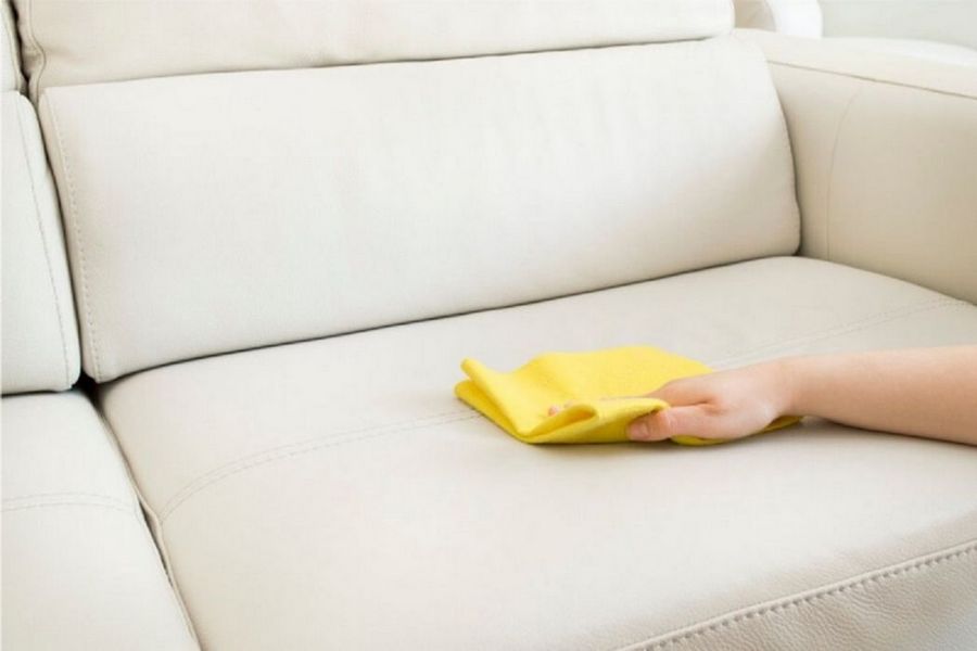 Як почистити диван чи кушетку в домашніх умовах?