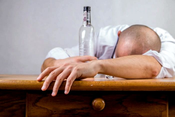 Алкогольный психоз: симптомы, причины и лечение. Как эффективно помочь человеку в кризисной ситуации?