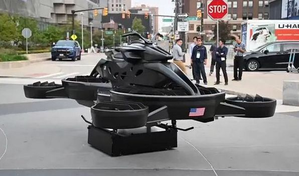 На автомобільному салоні в Детройті представили діючий літаючий мотоцикл