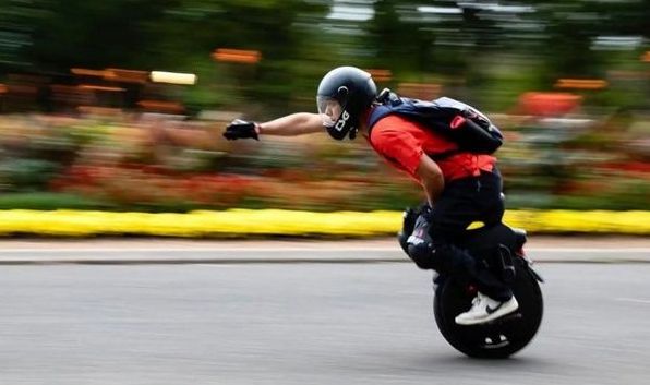 Недоумкуватий юніцикл InMotion Challenger дасть змогу наїзникові розігнатися до 90 кілометрів на годину